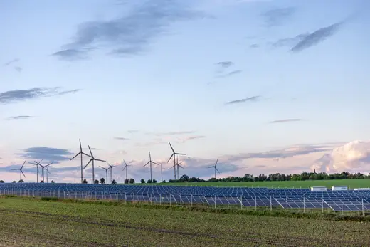 Paneles solares y molinos de viento
