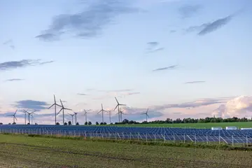 Paneles solares y molinos de viento