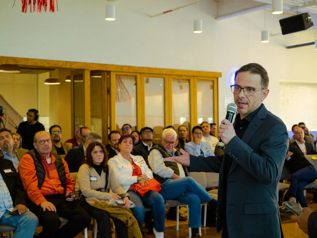 Un proyecto presentándose en escena en Investors Day